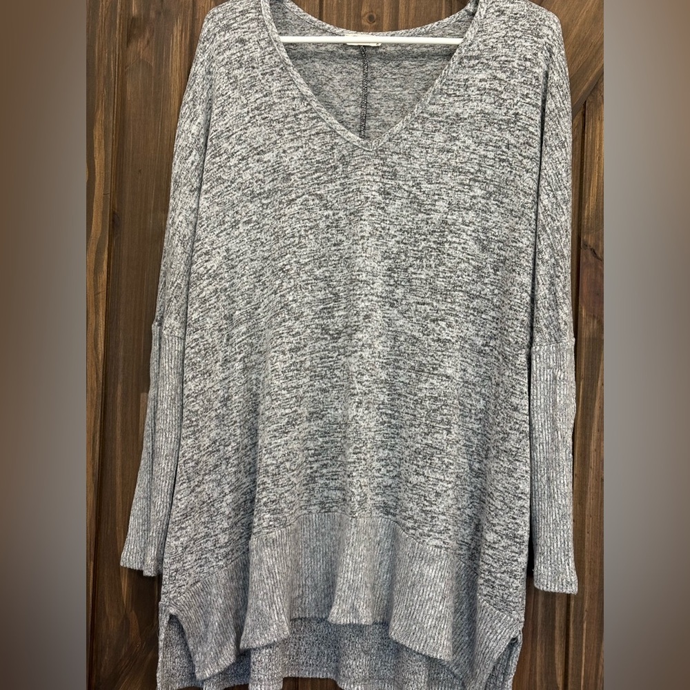 🎉Women’s XL tunic top with side slits in black/white color